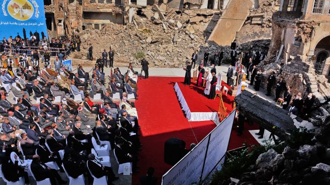 Paus Fransiskus berdoa di reruntuhan gereja yang dirusak atau dihancurkan oleh ekstremis ISIS, Minggu (7/3/2021). Zaid AL-OBEIDI / AFP