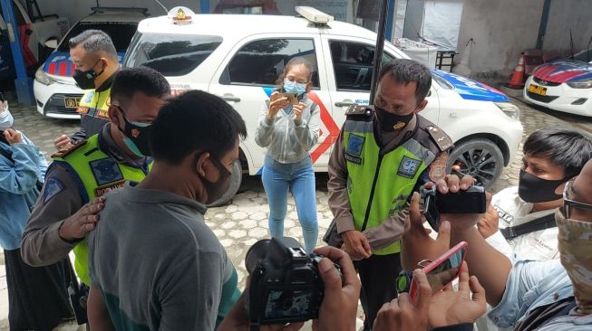 Isap Sabu di Bawah Flyover Untung Suropati, Pria Ini Ditangkap Polantas