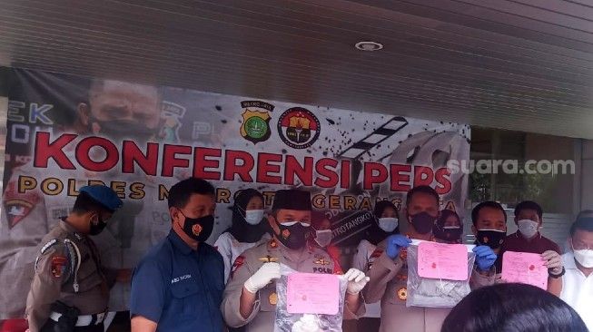 Polres Metro Tangerang menggelar rilis kasus pembuangan mayat bayi yang ditemukan di Gembor, Kota Tangerang, Senin (8/3/2021). [Suara.com/Muhammad Jehan Nurhakim]