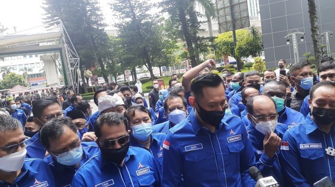 Agus Harimurti Yudhoyono alias AHY didampingi rombongan dari 34 perwakilan DPD partai Demokrat mendatangi kantor Kementerian Hukum dan HAM, Senin (8/3/2021). [Suara.com/Yaumal]