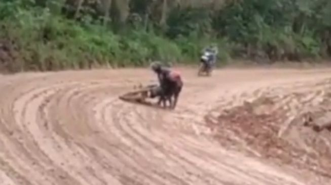 Pemotor yang menggunakan motor trail ini dibikin malu ketika motor bebek melintas (Instagram)