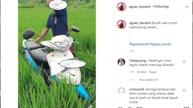 Sebuah motor yang dikendarai bocah masuk ke sawah (Instagram)