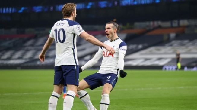 Striker Tottenham Hotspur Gareth Bale (kanan) merayakan golnya bersama rekan setimnya Harry Kane usai menjebol gawang Crystal Palace dalam lanjutan Liga Inggris di Tottenham Hotspur Stadium. Julian Finney / POOL / AFP