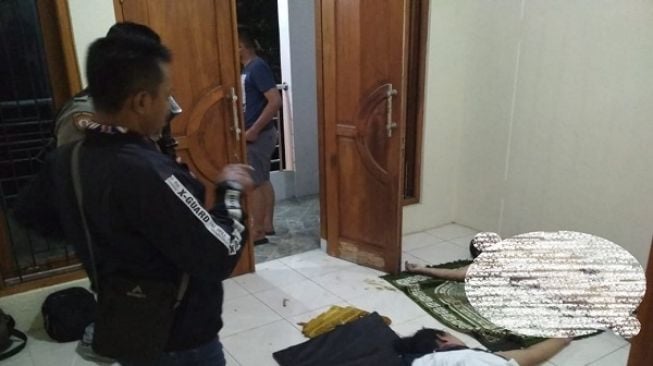 Mayat pria dan wanita tergeletak di rumah kontrakan di Banyuanyar, Kecamatan Banjarsari, Kota Solo, Kamis (9/4/2020) dini hari. [Istimewa]