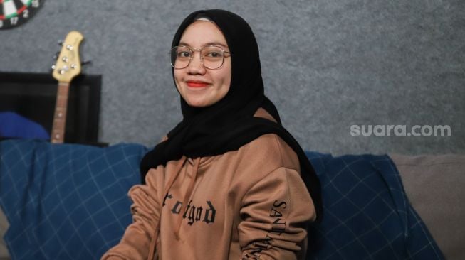 Sri Ayu Kurnia Grand Finalis Bintang Suara saat ditemui di Kantor Suara.com, Jakarta Selatan, Senin (8/3/2021). [Suara.com/Alfian Winanto]