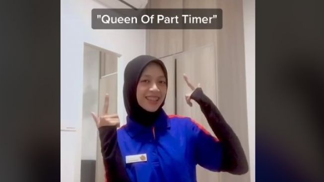 Gadis koleksi seragam gegara sering pindah kerja. (TikTok/@autotohcry)