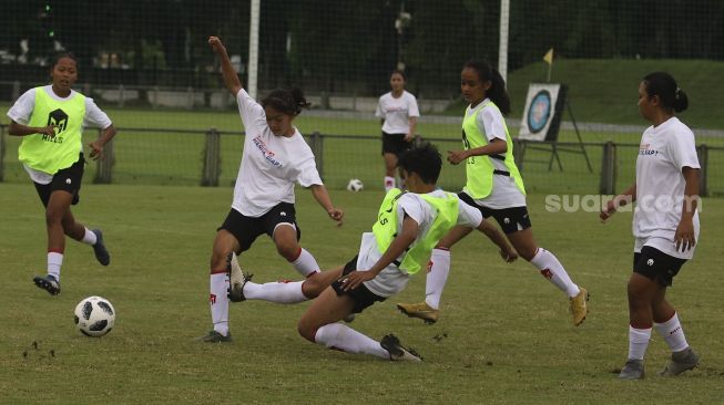 Sejumlah pemain Timnas sepakbola putri mengikuti pemusatan latihan di Lapangan D, Komplek Gelora Bung Karno, Jakarta, Senin (8/3/2021). [Suara.com/Angga Budhiyanto]