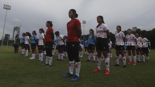 Sejumlah pemain Timnas sepakbola putri bersiap untuk mengikuti pemusatan latihan di Lapangan D, Komplek Gelora Bung Karno, Jakarta, Senin (8/3/2021). [Suara.com/Angga Budhiyanto]