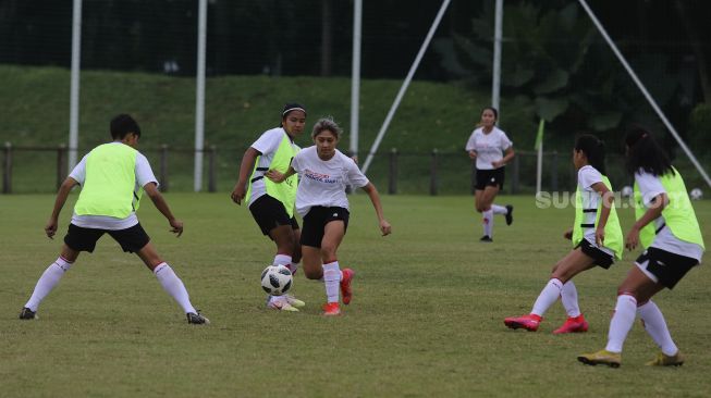 Pemain Timnas sepakbola putri Zahra Muzdalifah (ketiga kiri) mengikuti pemusatan latihan di Lapangan D, Komplek Gelora Bung Karno, Jakarta, Senin (8/3/2021). [Suara.com/Angga Budhiyanto]