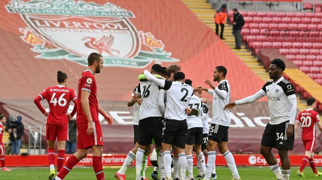 Para pemain Fulham merayakan kemenangan di lapangan setelah pertandingan sepak bola Liga Inggris antara Liverpool melawan Fulham di Anfield, Liverpool, Inggris, Minggu (7/3/2021) malam WIB.  PHIL NOBLE / POOL / AFP