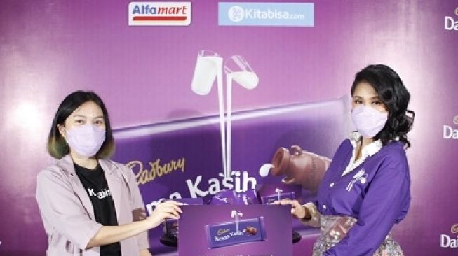 (ki-ka): Ester Cahaya, Brand Partnership Kitabisa.com dan Rachel Angelina, Head of Chocolate Mondelez Indonesia. Untuk menginspirasi masyarakat Indonesia agar dapat berpartisipasi dalam kampanye ini, Cadbury kembali bekerja sama dengan Alfamart dan Kitabisa.com dalam hal pengumpulan donasi berupa bantuan dana pendidikan untuk 100 orang calon perawat di Fakultas Ilmu Keperawatan Universitas Indonesia (4/3/2021).