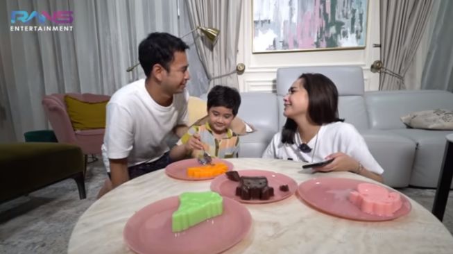 Momen Raffi Ahmad dan Nagita Slavina terharu ke Rafathar.[YouTube/Rans Entertainment]