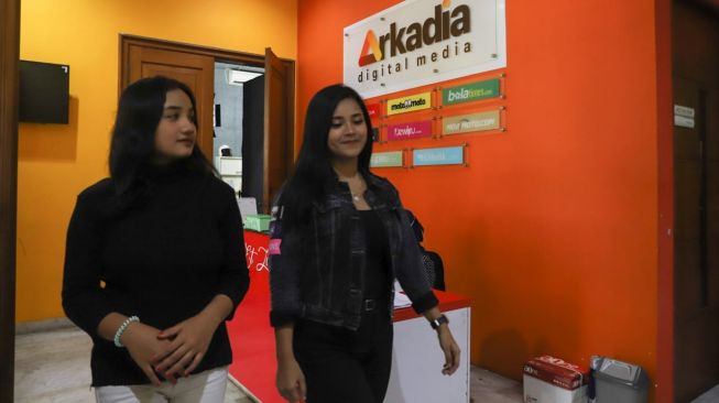 Dua Grand Finalis Bintang Suara Imelda Mega Rosita dan Aurelya Ratamchia Dewanda tiba di kantor Suara.com, Jakarta, Senin (8/3/2021).  [Alfian/Suara.com]