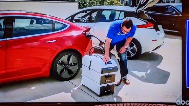 Sparkcharge menggarap Roadie, alat bantu pengisian baterai listrik secara portable [screenshot ABC TV].