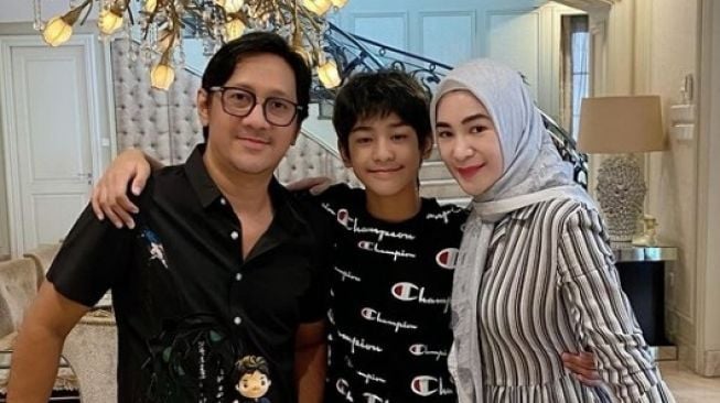 Andre Taulany bersama istri dan anaknya [Instagram/@erintaulany]