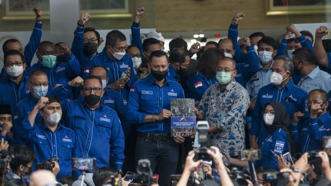 Ketua Umum Partai Demokrat Agus Harimurti Yudhoyono (AHY) (tengah) menyerahkan berkas keabsahan organisasi dan AD/ART partai kepada Direktur Jenderal Administrasi Hukum Umum (AHU) Kementerian Hukum dan HAM Cahyo R Muzhar (ketiga kanan) di Kantor Kemenkumham, Jakarta, Senin (8/3/2021).  ANTARA FOTO/Aditya Pradana Putra