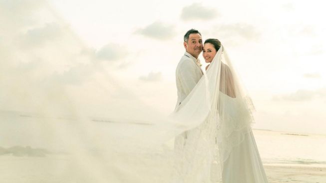 Julie Estelle resmi menikah dengan David Tjiptobiantoro. [Instagram]