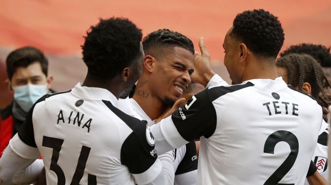 Gelandang Fulham Mario Lemina (tengah) merayakan golnya bersama rekan satu timnya setelah mencetak gol pembuka  pertandingan sepak bola Liga Inggris antara Liverpool melawan Fulham di Anfield, Liverpool, Inggris, Minggu (7/3/2021) malam WIB. PHIL NOBLE / POOL / AFP