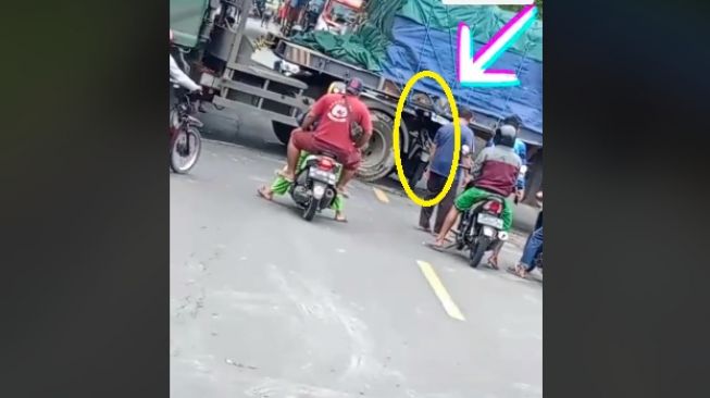 Viral! Terobos Kolong Truk Trailer, Aksi Pemotor Ini Bikin Publik Deg-degan