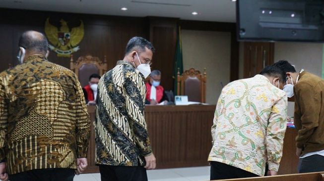 Direktur Jenderal Perlindungan dan Jaminan Sosial Kementrian Sosial Pepen Nazaruddin (kedua dari kiri) menjadi saksi di pengadilan Tindak Pidana Korupsi (Tipikor) Jakarta pada Rabu (3/3/2021). ANTARA/Desca Lidya Natalia/aa.