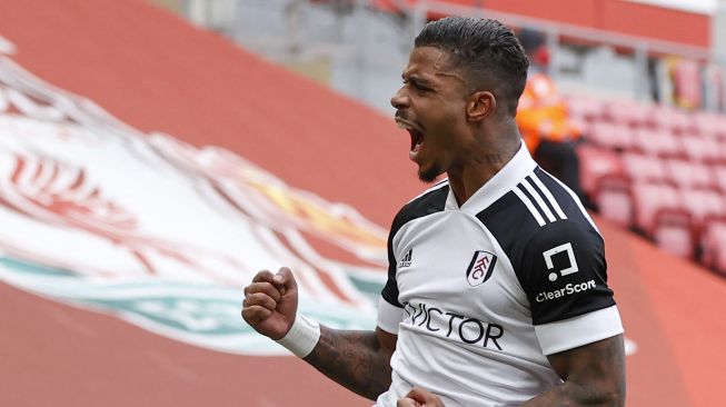 Gelandang Fulham Mario Lemina (tengah) merayakan golnya setelah mencetak gol pembuka  pertandingan sepak bola Liga Inggris antara Liverpool melawan Fulham di Anfield, Liverpool, Inggris, Minggu (7/3/2021) malam WIB. PHIL NOBLE / POOL / AFP