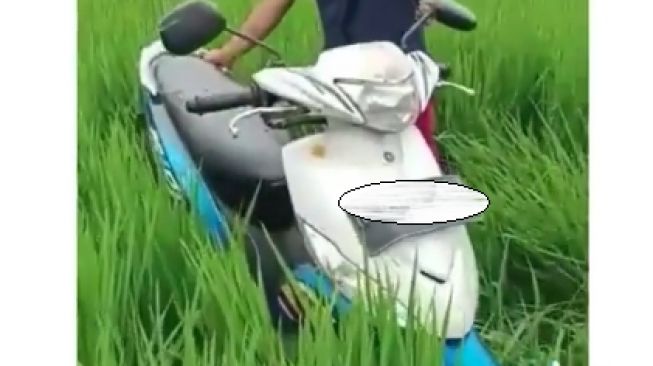 Aksi Bocah saat Naik Motor Bikin Warga Ngakak, Endingnya Jadi Begini