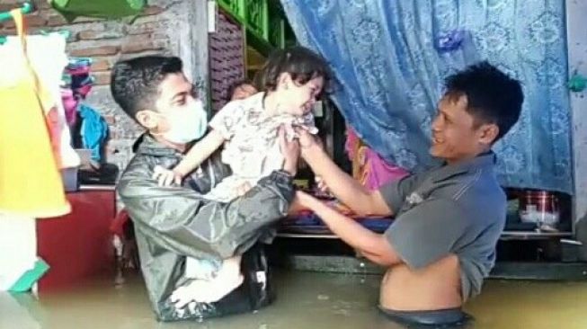 Kisah Harun, Seorang Mahasiswa Jadi Relawan Bencana Banjir di Demak