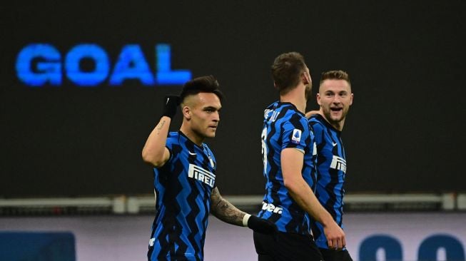 Bek Inter Milan, Milan Skriniar merayakan golnya bersama rekan satu timnya setelah mencetak gol selama pertandingan sepak bola Serie A Italia Inter Milan melawan Atalanta di Giuseppe-Meazza, Selasa (9/3/2021) dini hari WIB. Miguel MEDINA / AFP