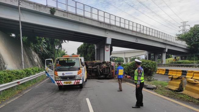 Truk Pengangkut Air Terguling di Jalan Arah Masuk Tol Jagorawi