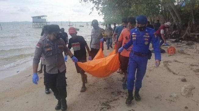 Geger Mayat Bertato Telungkup Membusuk di Pantai Kampung Rambutan Bintan