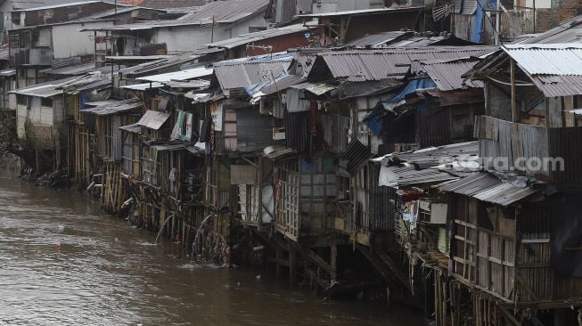 Deretan permukiman di bantaran Kali Ciliwung, kawasan Manggarai, Jakarta, Selasa (9/3/2021). [Suara.com/Angga Budhiyanto]