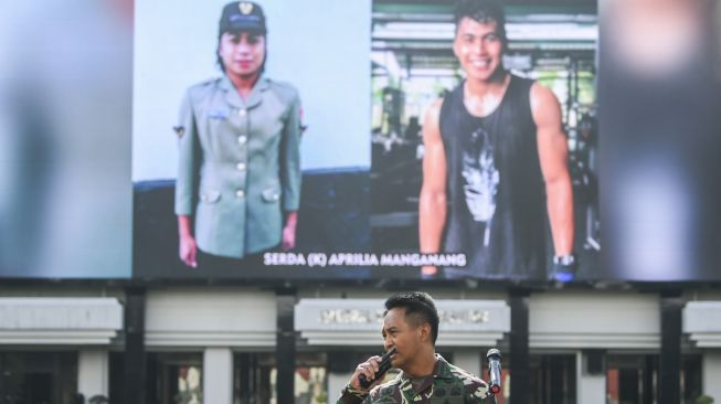 Kepala Staf Angkatan Darat (Kasad) Jenderal TNI Andika Perkasa (tengah) memperkenalkan Serda Aprilia Manganang via videotron di Markas Besar TNI Angkatan Darat (Mabes AD), Jakarta, Selasa (9/3/2021).  ANTARA FOTO/Galih Pradipta