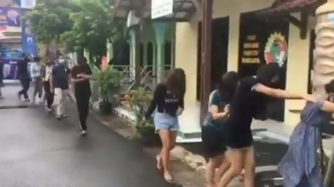Polisi Bongkar Bisnis PSK Online di Tangerang, Operasi Lewat MiChat
