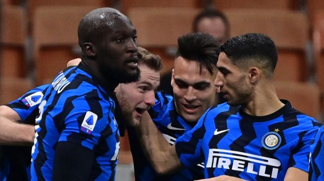 Bek tengah Inter Milan, Milan Skriniar (kedua dari kiri) melakukan selebrasi bersama rekan-rekannya usai mencetak gol ke gawang Atalanta dalam laga pekan ke-26 Liga Italia, di Giuseppe-Meazza, Selasa (9/3/2021) dini hari WIB. [Miguel MEDINA / AFP].