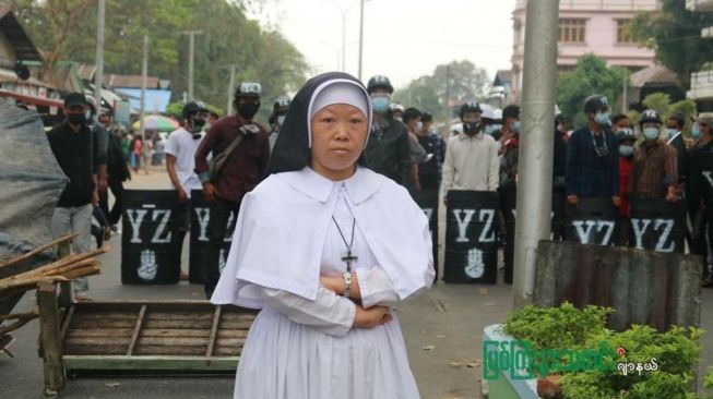 Suster Ann Roza lindungi demonstran Myanmar. (Myitkyina News Journal)