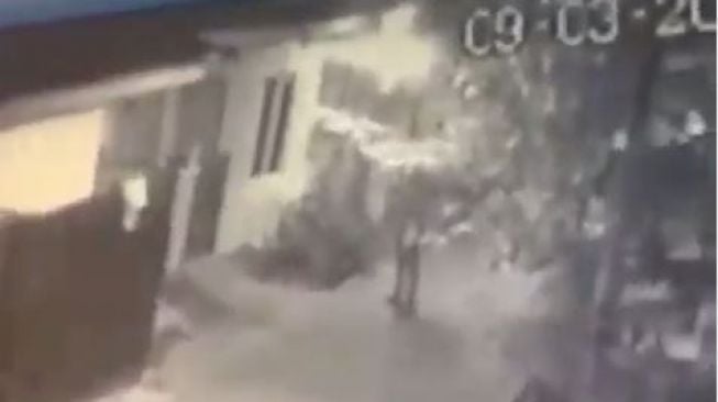 Rekaman CCTV yang memperlihatkan pelaku AM (33) hendak membakar rumah mantan kekasih, Selasa (9/3/2021) [Instagram/Info.Banten]