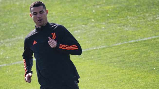 Megabintang Juventus, Cristiano Ronaldo melakoni sesi latihan jelang laga leg kedua 16 besar Liga Champions 2020/2021 kontra FC Porto. [MARCO BERTORELLO / AFP]