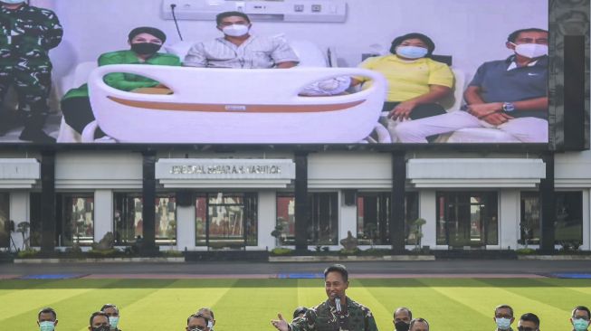 Kepala Staf Angkatan Darat (Kasad) Jenderal TNI Andika Perkasa (tengah) memperkenalkan Serda Aprilia Manganang via videotron di Markas Besar TNI Angkatan Darat (Mabes AD), Jakarta, Selasa (9/3/2021).  ANTARA FOTO/Galih Pradipta