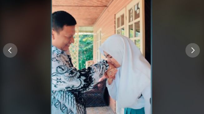 Kisah cinta guru dan murid sampai nikah. [TikTok/@tahugejrot0808]