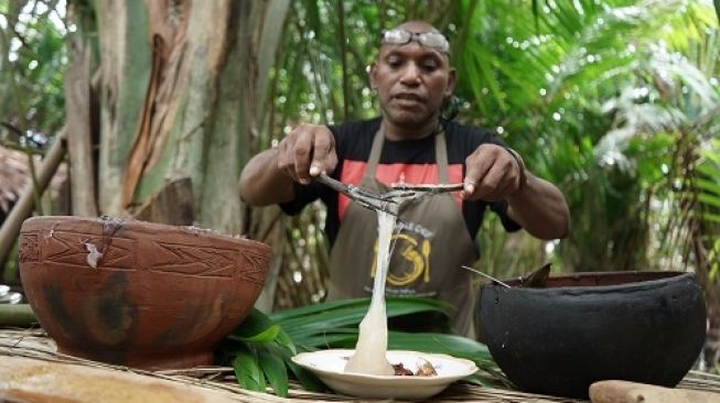 9 Fakta Unik Papeda Papua Menurut Jungle Chef Charles Toto