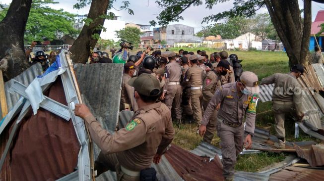 Sempat Dilempari, Satpol PP Robohkan Pagar Seng di Lapangan Gajah Mada