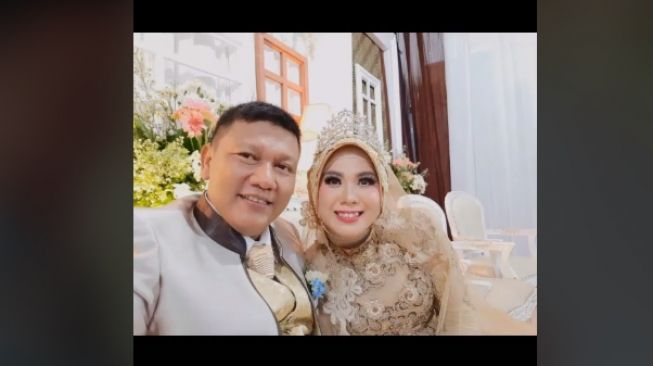 Beda 18 Tahun, Viral Kisah Cinta Guru dan Murid Sampai Nikah, Gegara Taplak