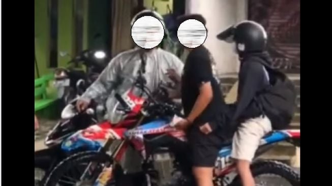 Tak Terima Kena Cipratan Air, Pemotor Ini Pukul Kepala Wanita di Jalan