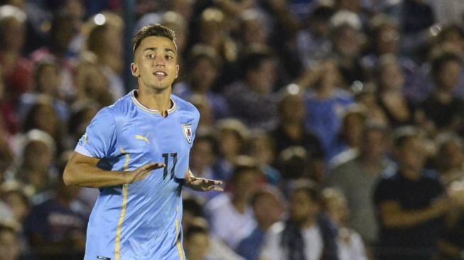 Penyerang Uruguay, Franco Acosta saat merayakan golnya ke gawang Paraguay dalam laga U-20 South American Championship di Gran Parque Central stadium, Montevideo pad 1 April 2015. [AFP PHOTO / PABLO PORCIUNCULA].