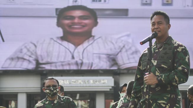 Kepala Staf Angkatan Darat (Kasad) Jenderal TNI Andika Perkasa (tengah) memperkenalkan Serda Aprilia Manganang via videotron di Markas Besar TNI Angkatan Darat (Mabes AD), Jakarta, Selasa (9/3/2021).  ANTARA FOTO/Galih Pradipta