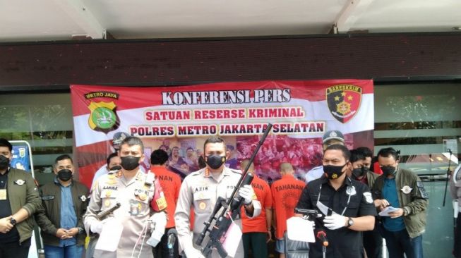 Kepala Polres Metro Jakarta Selatan Kombes Pol Azis Andriansyah (tengah) menunjukkan barang bukti kasus penculikan di Markas Polres Metro Jakarta Selatan, Selasa (9/3/2021). (ANTARA/Dewa Wiguna)