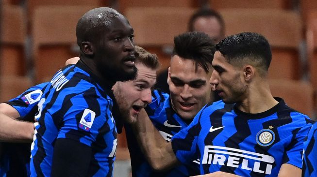 Bek Inter Milan, Milan Skriniar merayakan golnya bersama rekan satu timnya setelah mencetak gol selama pertandingan sepak bola Serie A Italia Inter Milan melawan Atalanta di Giuseppe-Meazza, Selasa (9/3/2021) dini hari WIB. Miguel MEDINA / AFP