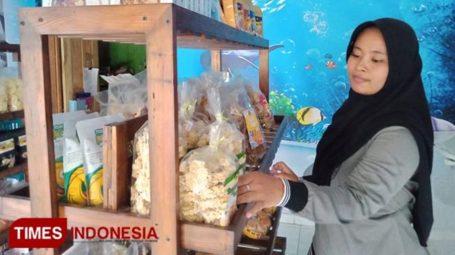 This Lady of Blitar Turns Fish into Delicious Foods