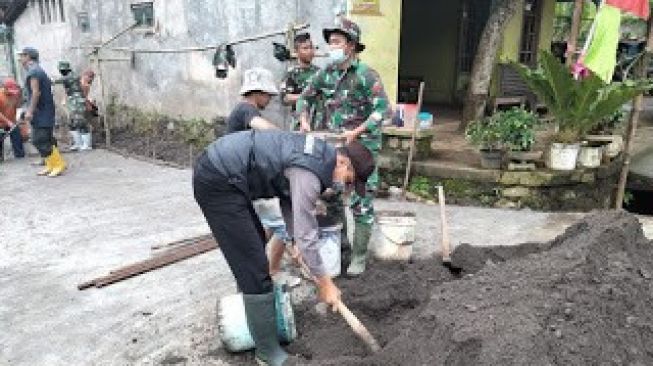 Tumpukan Batu Di Kerjakan Oleh TNI Dan POLRI