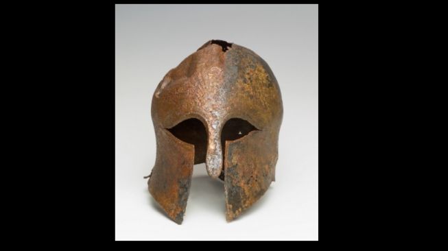 Helm tentara Yunani Kuno. [Facebook/Israel Antiquities Authority]